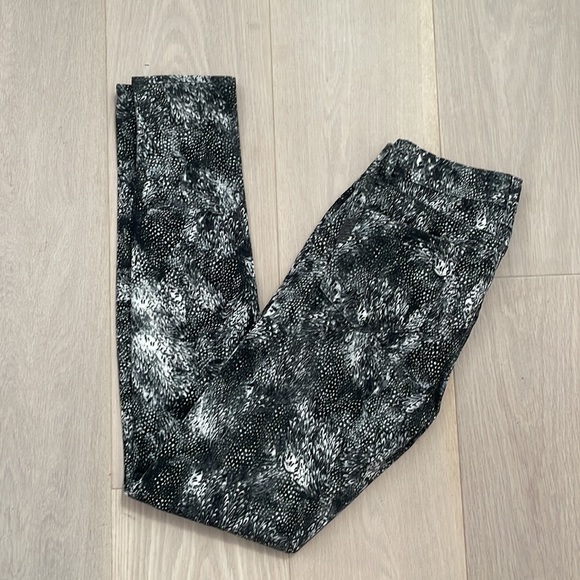 Paige printed skinny jeans (black and white), size 24 - Picture 2 of 10